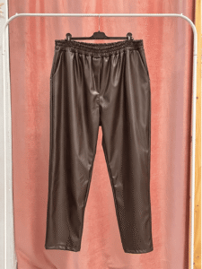 Pantalon Trendy Polipiel Curvy - Imagen 3